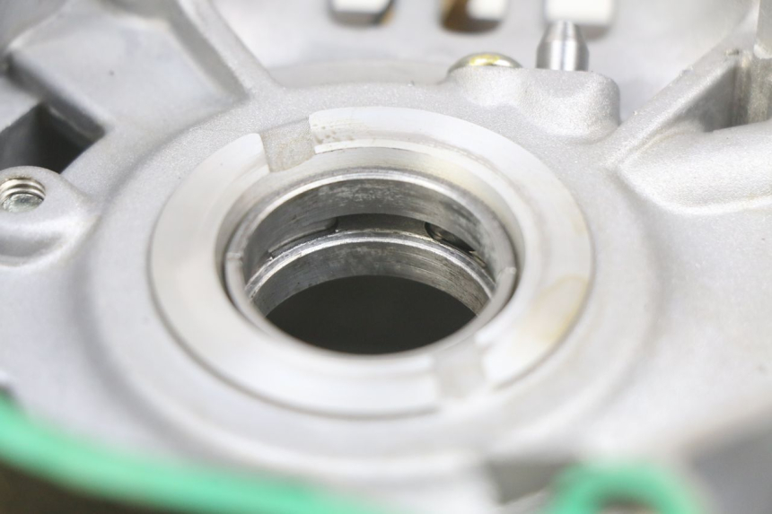 photo de ONDERKANT MOTORBLOK PIAGGIO VESPA GTS IGET ABS 125 (2017 - 2023) - Focus op structuur