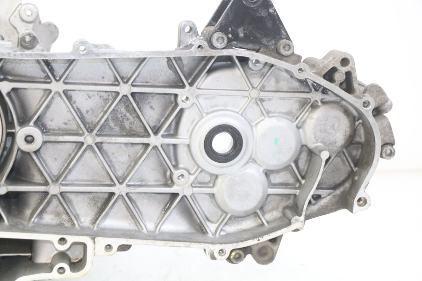 photo de ONDERKANT MOTORBLOK PIAGGIO VESPA GTS IGET ABS 125 (2017 - 2023) - Bevestigingspunten