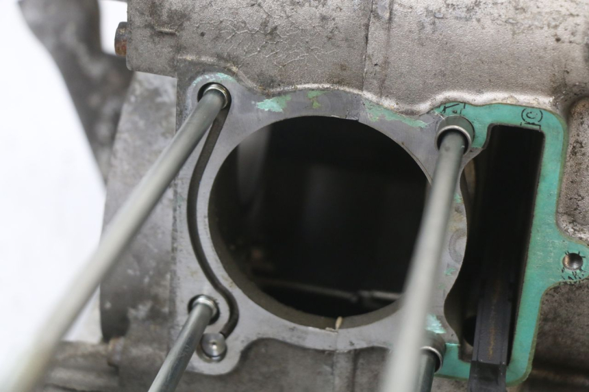 photo de ONDERKANT MOTORBLOK YAMAHA YP MAJESTY 125 (2002 - 2006) - Bevestigingspunten