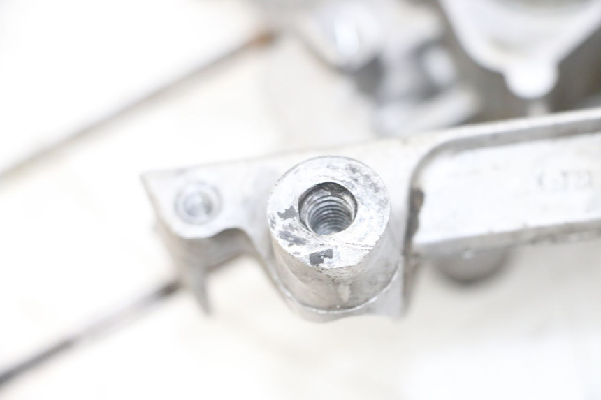 photo de RECHTER MOTORDEKSEL MBK BOOSTER SPIRIT NAKED 50 (2004 - 2017) - Bevestigingspunten