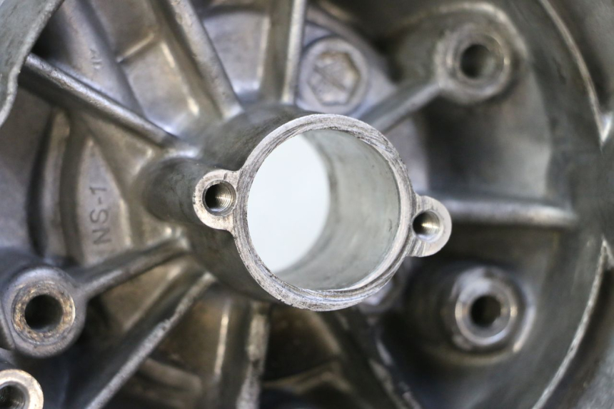 photo de RECHTER MOTORDEKSEL PEUGEOT KISBEE 2T 50 (2018 - 2022) - Detail van het onderdeel