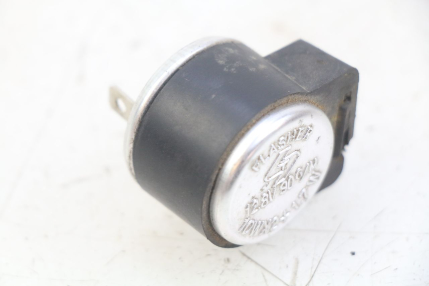 photo de RICHTINGAANWIJZERRELAIS SUZUKI GSX-F GSX  F 1100 (1988 - 1994) - Detail van het onderdeel