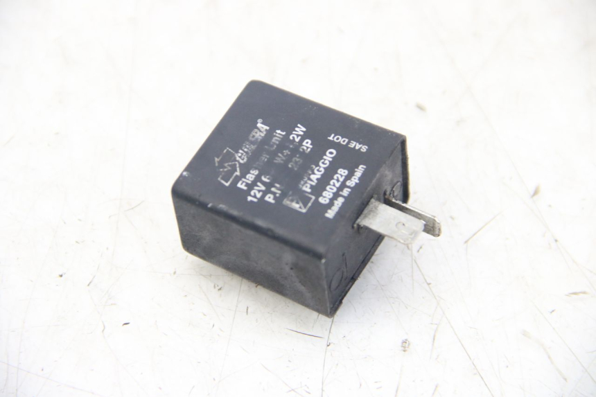 photo de KNIPPERLICHTRELAIS PIAGGIO VESPA SPRINT 2T 50 (2014 - 2018) - Detail van het onderdeel