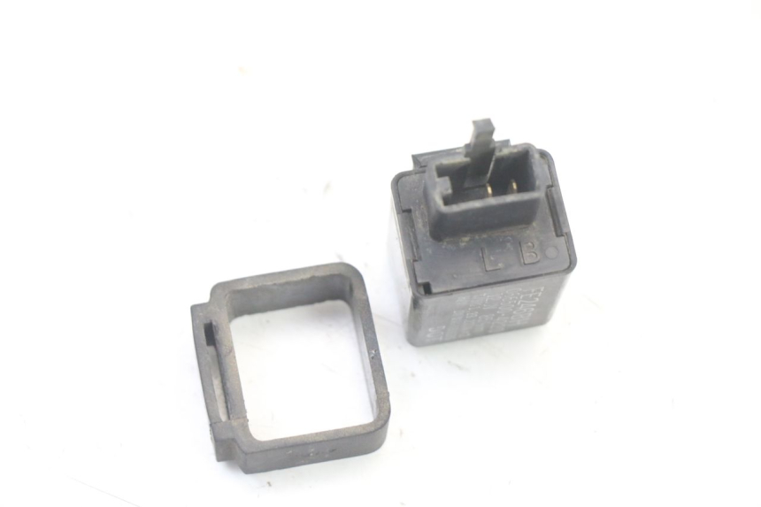 photo de RICHTINGAANWIJZERRELAIS YAMAHA FZS FAZER 600 (2001 - 2003) - Zoom op gebruiksstaat