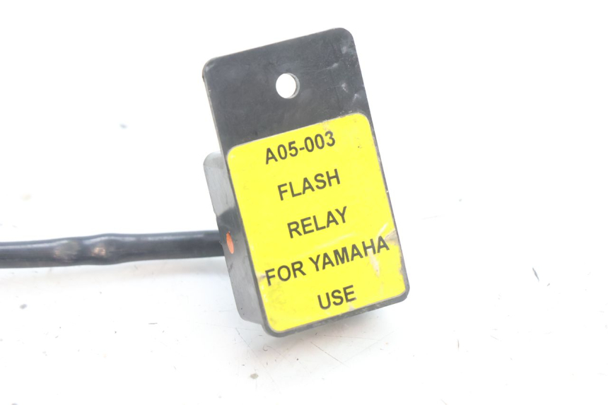 photo de KNIPPERLICHTCENTRALE YAMAHA YZF R6 600 (2008 - 2009) - Detail van het onderdeel