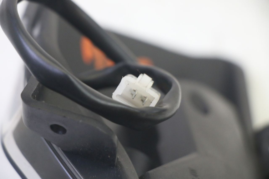 photo de ACHTERLINKS KNIPPERLICHT EFUN PUSA 1 - Bevestigingspunten