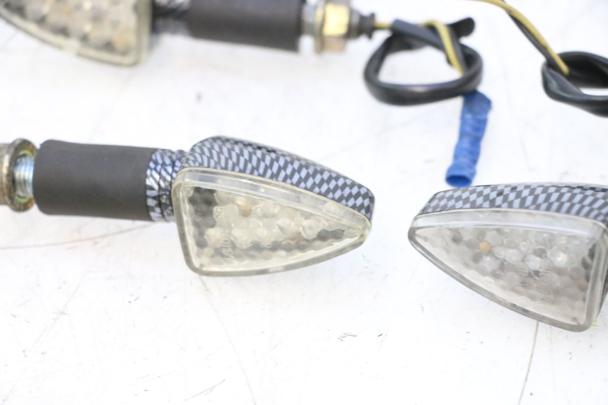photo de ACHTERKNIPPERLICHT PEUGEOT LUDIX SNAKE 2T 50 (2004 - 2014) - Bevestigingspunten