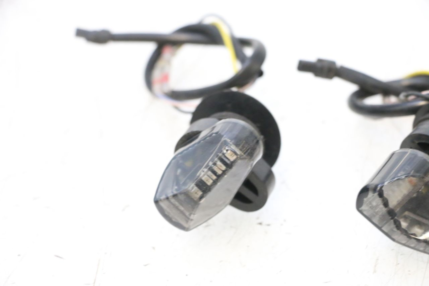 photo de ACHTERKNIPPERLICHT PIAGGIO MP3 RL 250 (2006 - 2010) - Bevestigingspunten