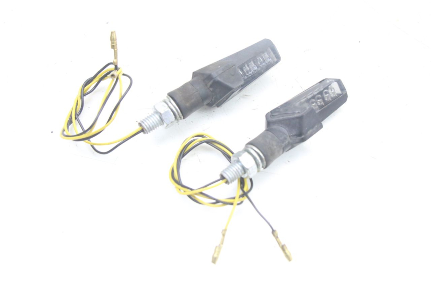 photo de ACHTERKNIPPERLICHT YAMAHA FZS FAZER 600 (2001 - 2003) - Detail van het onderdeel