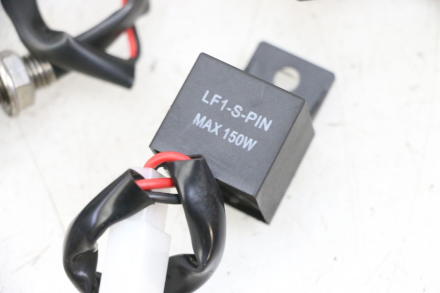 photo de VOORKNIPPERLICHT KAWASAKI ZR 7 750 (1999 - 2004) - Kenmerkende details