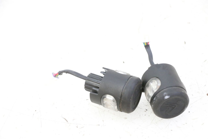 photo de VOORKNIPPERLICHT SEGWAY NINEBOT ZT3 PRO 1 - Detail van het onderdeel