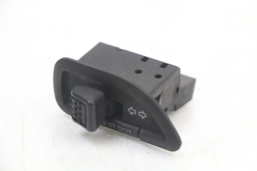 photo de RICHTINGAANWIJZER SCHAKELAAR PIAGGIO LIBERTY 4T 50 (2004 - 2008) - Detail van het onderdeel