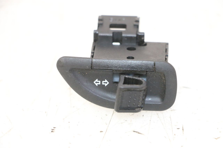 photo de RICHTINGAANWIJZER SCHAKELAAR PIAGGIO MP3 HPE 310 (2024 - 2025) - Hoofdaanzicht