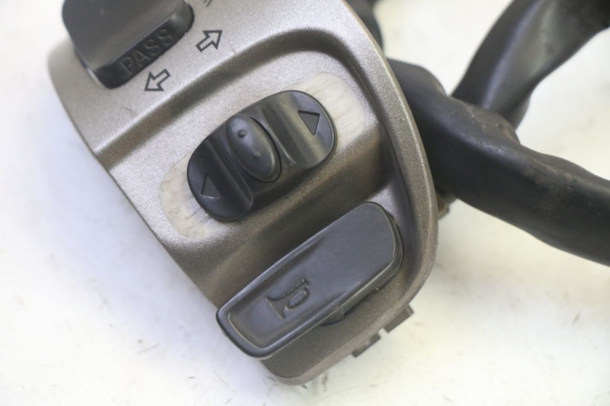 photo de RECHTS STUURSCHAKELAAR QUADRO 4 4D 350 (2015 - 2018) - Zoom op gebruiksstaat