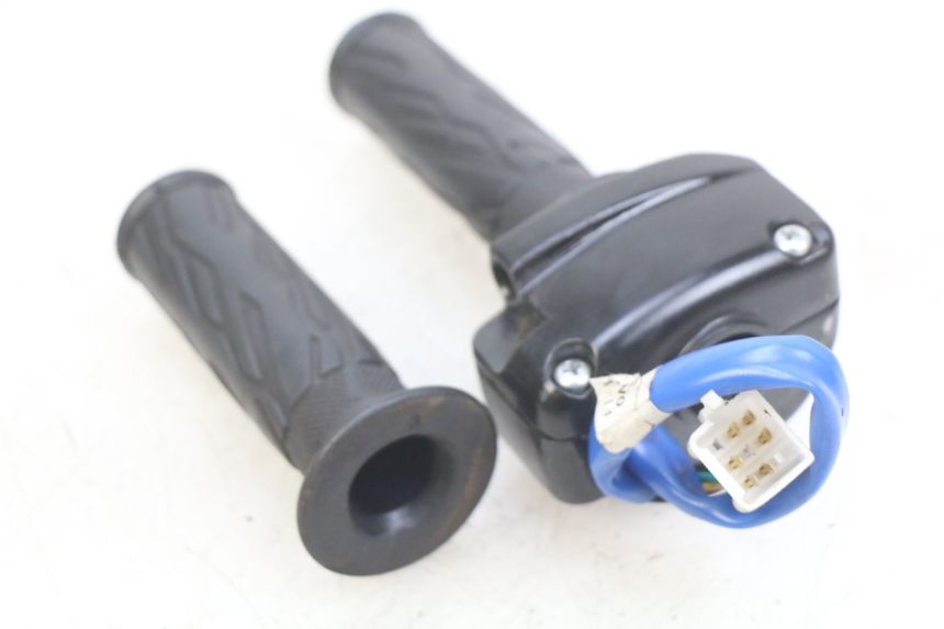 photo de RECHTER STUURSCHAKELAAR KYMCO AGILITY 16+ 4T 50 (2018 - 2023) - Zoom op gebruiksstaat