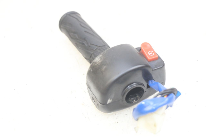 photo de RECHTER STUURSCHAKELAAR KYMCO AGILITY 16+ 4T 50 (2018 - 2023) - Zoom op gebruiksstaat