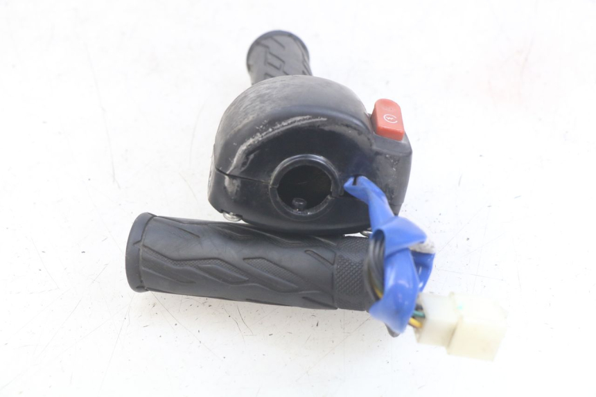 photo de RECHTER STUURSCHAKELAAR KYMCO AGILITY 16+ 4T 50 (2018 - 2023) - Zoom op gebruiksstaat