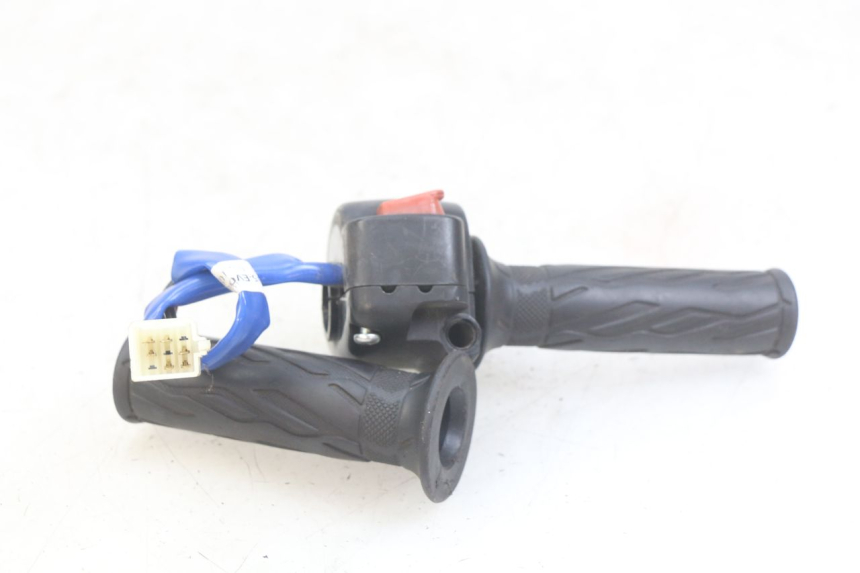 photo de RECHTER STUURSCHAKELAAR KYMCO AGILITY 16+ 4T 50 (2018 - 2023) - Technische close-up