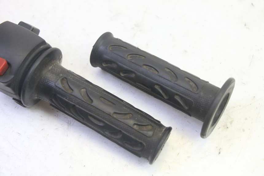 photo de RECHTS STUURSCHAKELAAR MBK BOOSTER SPIRIT 50 (2004 - 2017) - Zoom op gebruiksstaat