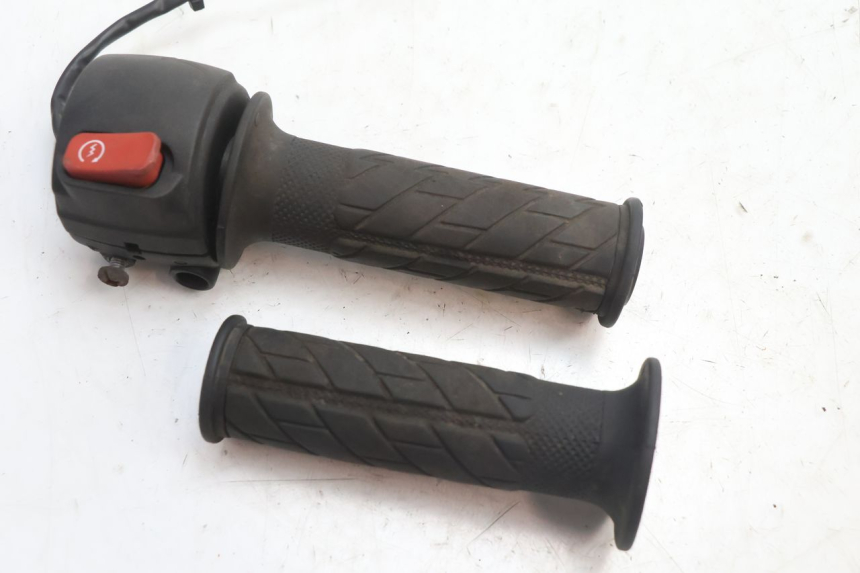 photo de RECHTS STUURSCHAKELAAR MBK BOOSTER SPIRIT 50 (2004 - 2017) - Detail van het onderdeel