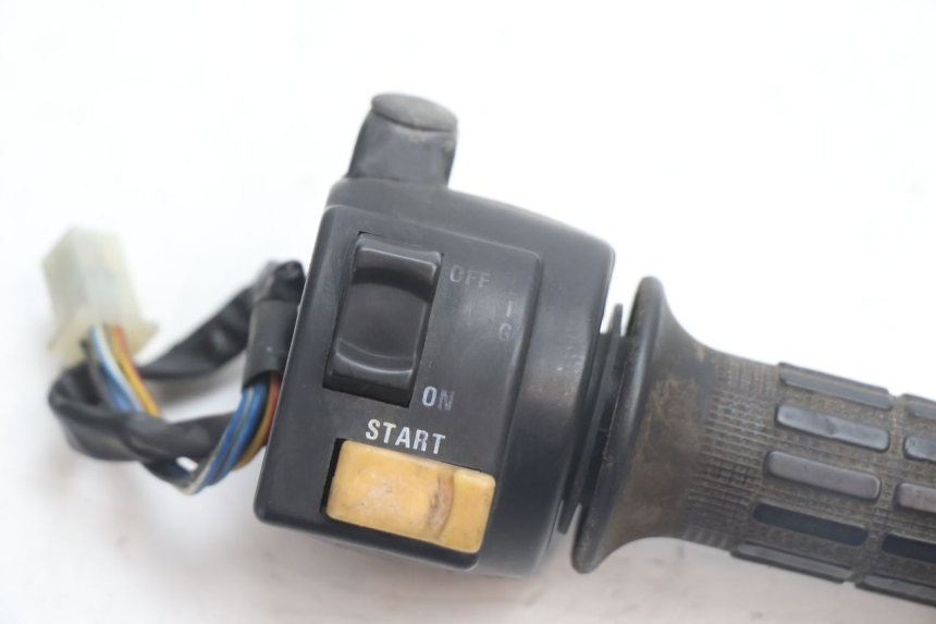 photo de RECHTER SCHAKELAAR MBK BOOSTER SPIRIT 50 (1996 - 1999) - Detail van het onderdeel