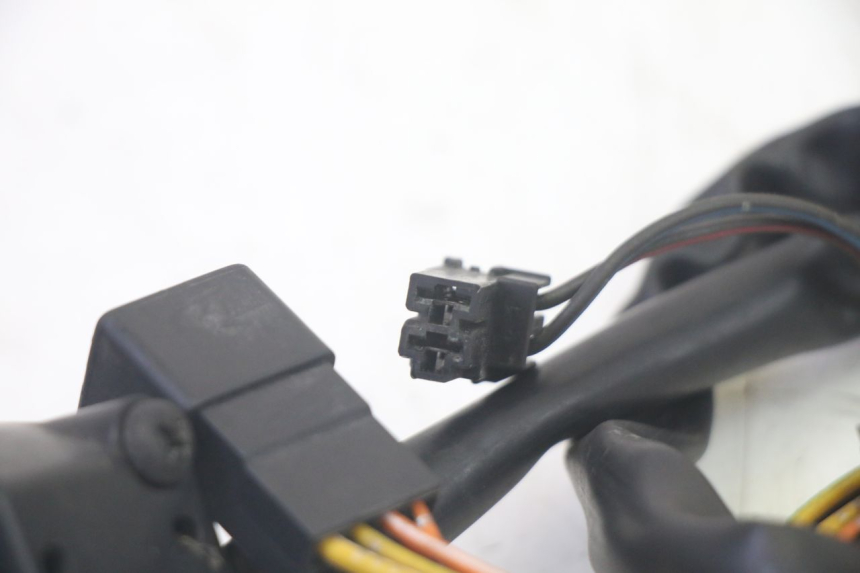 photo de RECHTER STUURSCHAKELAAR SUZUKI BURGMAN 125 (2007 - 2014) - Bevestigingspunten