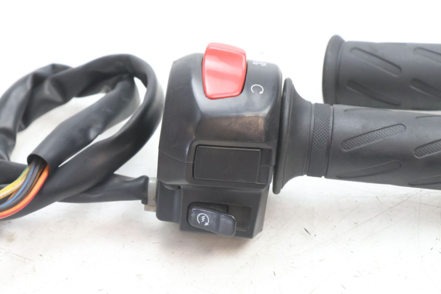 photo de RECHTER STUURSCHAKELAAR SUZUKI BURGMAN 125 (2007 - 2014) - Detail van het onderdeel