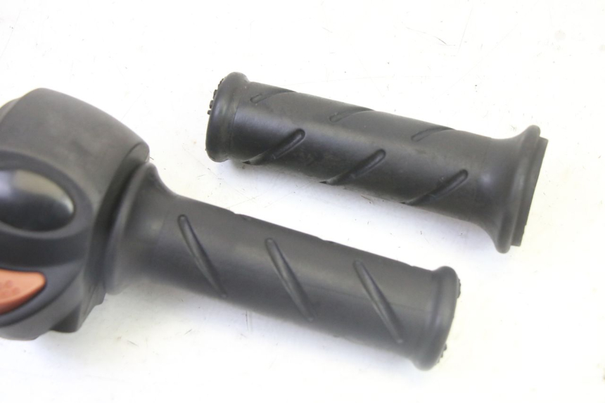 photo de RECHTS STUURSCHAKELAAR PEUGEOT CITYSTAR 50 (2013 - 2017) - Zoom op gebruiksstaat