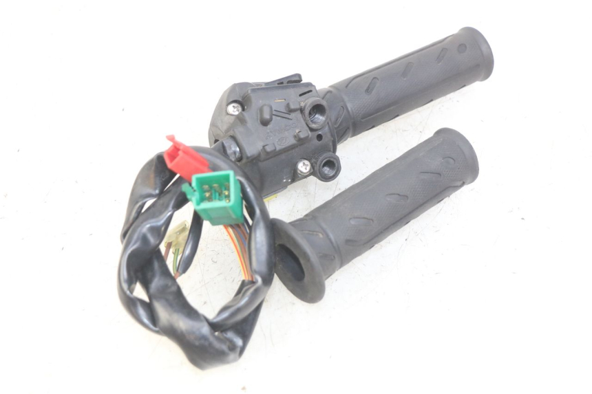 photo de RECHTER STUURSCHAKELAAR KYMCO DOWNTOWN ABS 125 (2015 - 2017) - Detail van het onderdeel