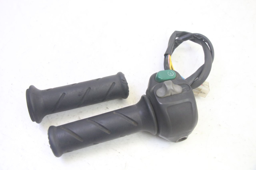 photo de RECHTER STUURSCHAKELAAR PEUGEOT ELYSEO 125 (1999 - 2004) - Zoom op gebruiksstaat