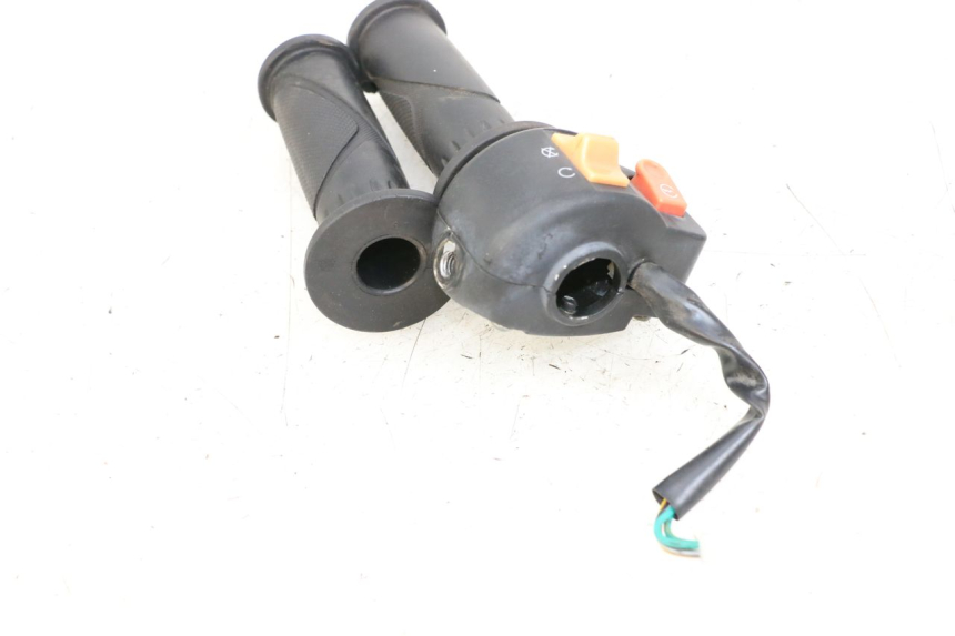 photo de RECHTER STUURSCHAKELAAR JM MOTORS EVOLIS 4T 50 (2018 - 2022) - Technische close-up