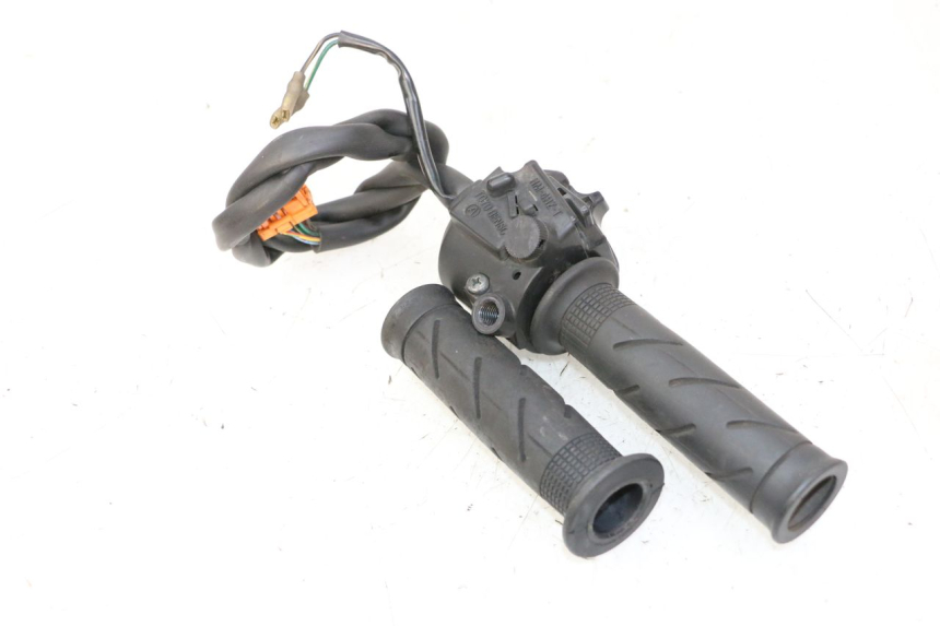 photo de RECHTS STUURSCHAKELAAR HONDA FES S-WING SWING ABS 125 (2007 - 2015) - Detail van het onderdeel