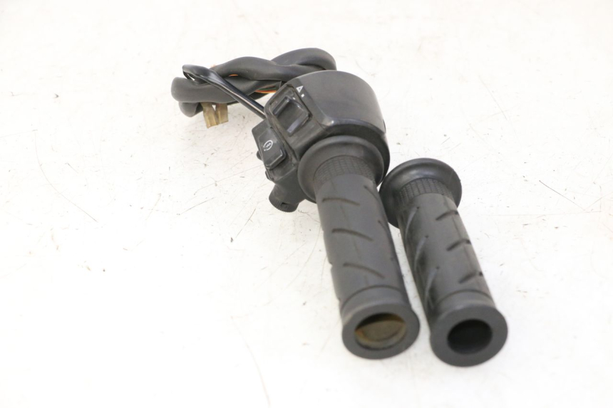 photo de RECHTS STUURSCHAKELAAR HONDA FES S-WING SWING ABS 125 (2007 - 2015) - Bevestigingspunten