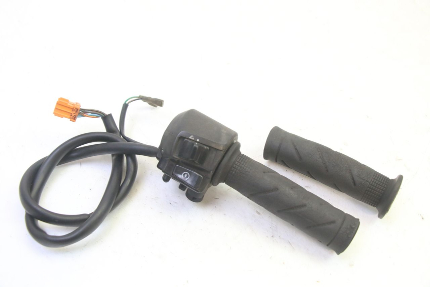 photo de RECHTS STUURSCHAKELAAR HONDA FES S-WING SWING ABS 125 (2007 - 2015) - Hoofdaanzicht