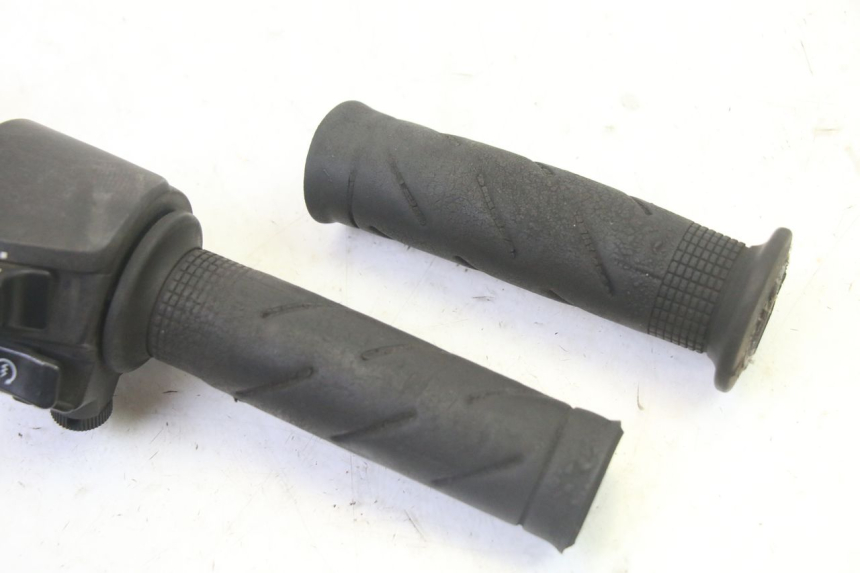 photo de RECHTS STUURSCHAKELAAR HONDA FES S-WING SWING ABS 125 (2007 - 2015) - Zoom op gebruiksstaat