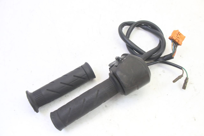 photo de RECHTS STUURSCHAKELAAR HONDA FES S-WING SWING ABS 125 (2007 - 2015) - Andere kijkhoek