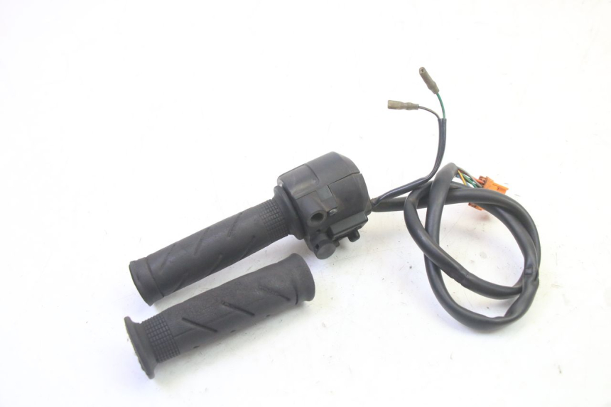 photo de RECHTS STUURSCHAKELAAR HONDA FES S-WING SWING ABS 125 (2007 - 2015) - Technische close-up