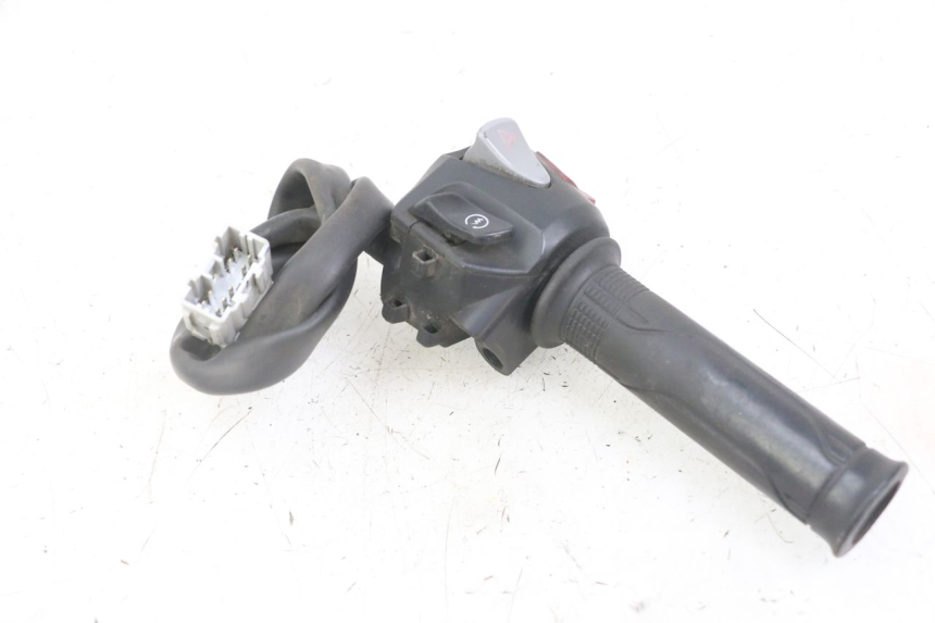 photo de RECHTS STUURSCHAKELAAR HONDA FORZA ABS 300 (2013 - 2017) - Detail van het onderdeel