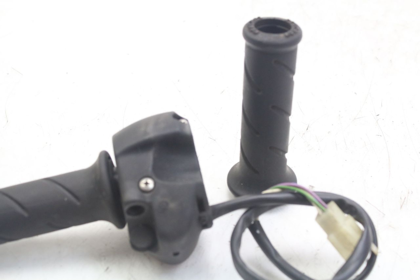 photo de RECHTER STUURSCHAKELAAR PEUGEOT GEOPOLIS RS 125 (2007 - 2009) - Zoom op gebruiksstaat