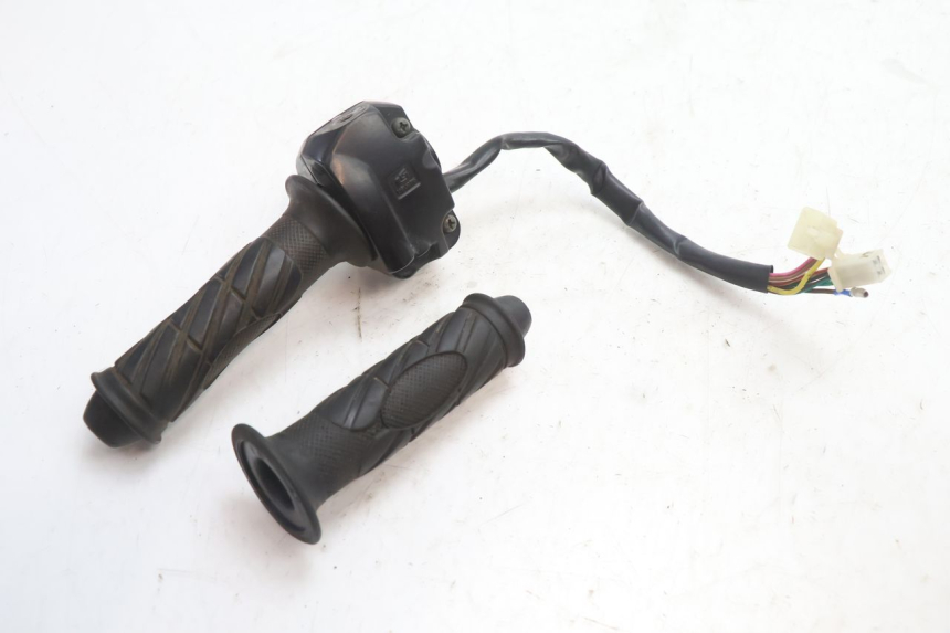 photo de RECHTER STUURSCHAKELAAR TNT MOTOR GRIDO 2T 50 (2010 - 2019) - Technische close-up
