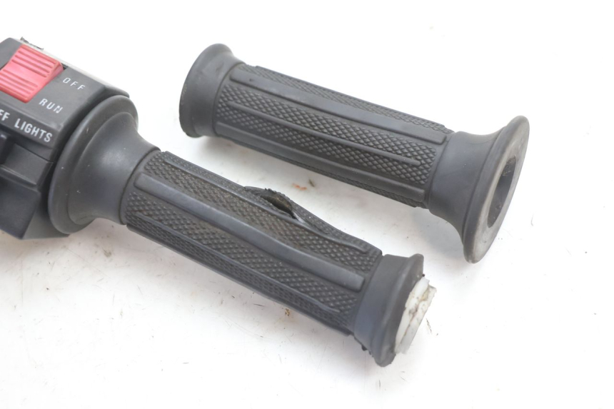 photo de RECHTS SCHAKELAAR SUZUKI GSX F GSXF 750 (1988 - 1998) - Zoom op gebruiksstaat