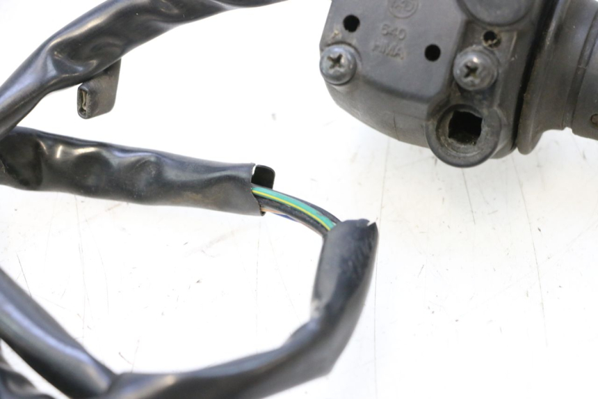 photo de RECHTER STUURSCHAKELAAR SYM GTS EVO 125 (2009 - 2013) - Bevestigingspunten