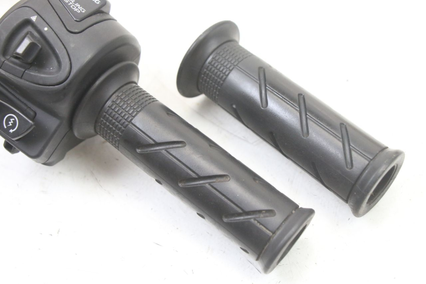 photo de RECHTER STUURSCHAKELAAR HONDA PCX (JF57/JF64) 125 (2014 - 2018) - Zoom op gebruiksstaat