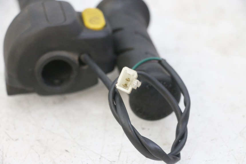 photo de RECHTS STUURSCHAKELAAR PEUGEOT JET FORCE CARBU 50 (2003 - 2016) - Detail van het onderdeel