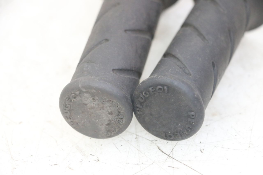 photo de RECHTS STUURSCHAKELAAR PEUGEOT JET FORCE CARBU 50 (2003 - 2016) - Bevestigingspunten