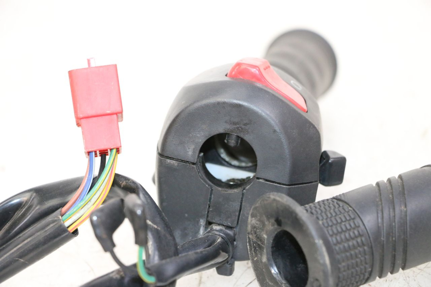 photo de RECHTER STUURSCHAKELAAR SYM JOYMAX 125 (2010 - 2017) - Zoom op gebruiksstaat