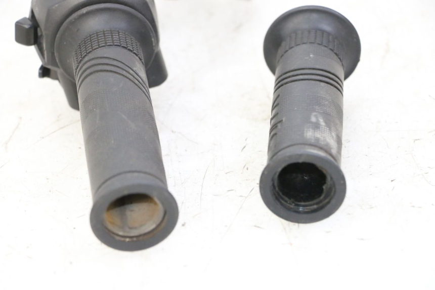 photo de RECHTER STUURSCHAKELAAR SYM JOYMAX 125 (2010 - 2017) - Staat van het oppervlak