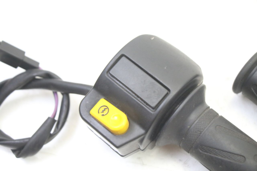 photo de RECHTER STUURSCHAKELAAR PEUGEOT KISBEE 2T 50 (2010 - 2017) - Detail van het onderdeel