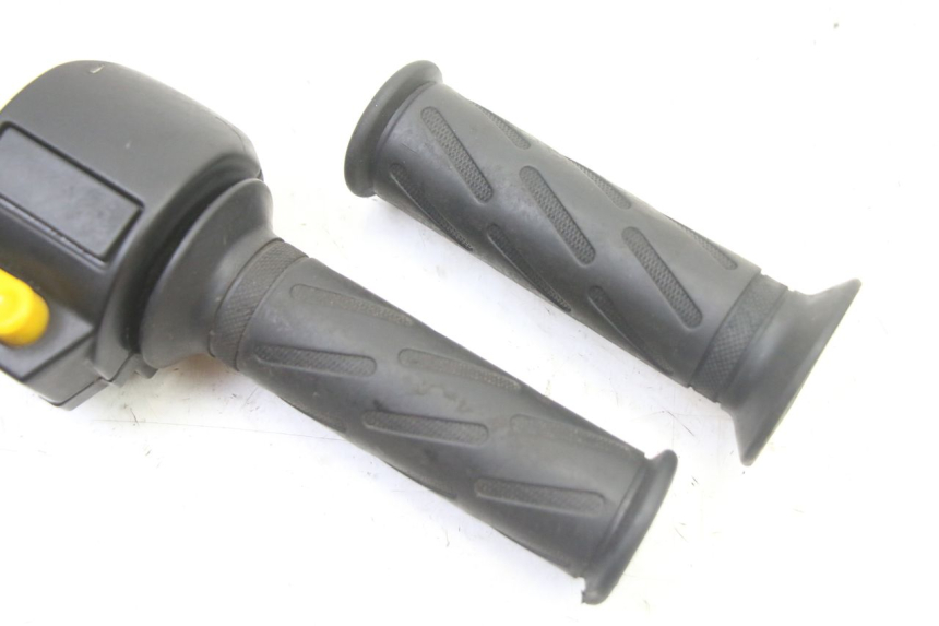 photo de RECHTER STUURSCHAKELAAR PEUGEOT KISBEE 2T 50 (2010 - 2017) - Zoom op gebruiksstaat