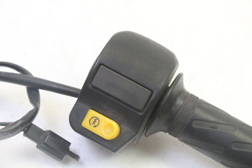 photo de RECHTER STUURSCHAKELAAR PEUGEOT KISBEE 2T 50 (2010 - 2017) - Detail van het onderdeel